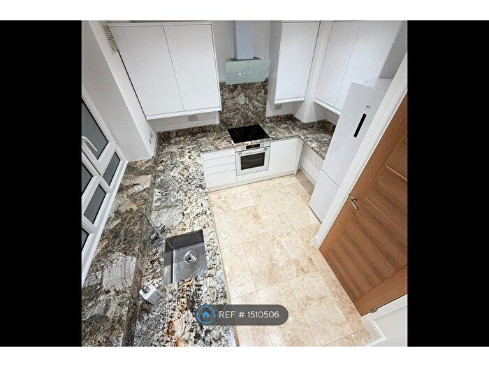 3 Bedroom Flat To Rent In Darlington House, London, SW8