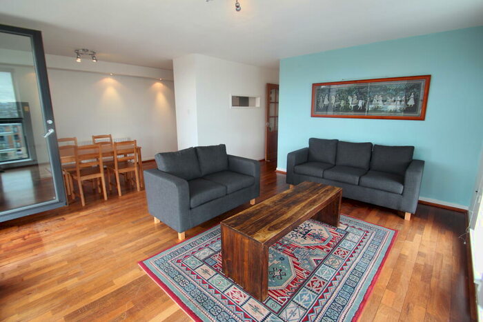 2 Bedroom Flat To Rent In Muirhouse Street, Pollokshields, G41