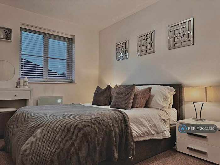 2 Bedroom Flat To Rent In Wordsworth Mead, Redhill, RH1