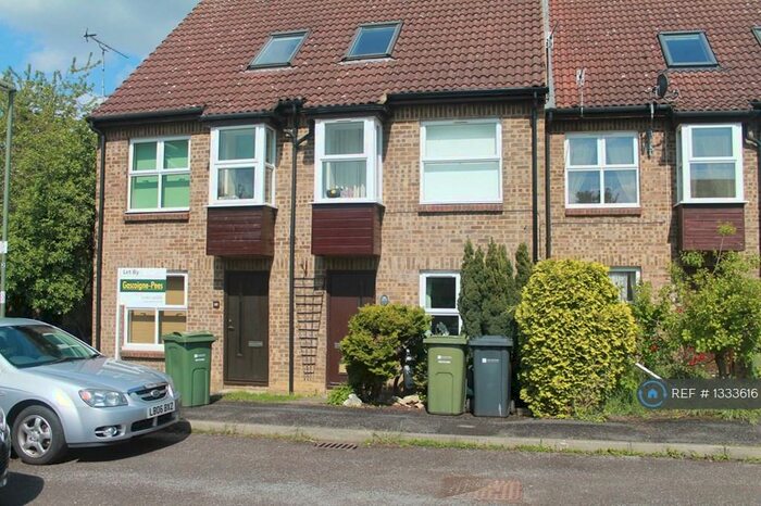 1 Bedroom Flat To Rent In Bradfield Close, Guildford, GU4