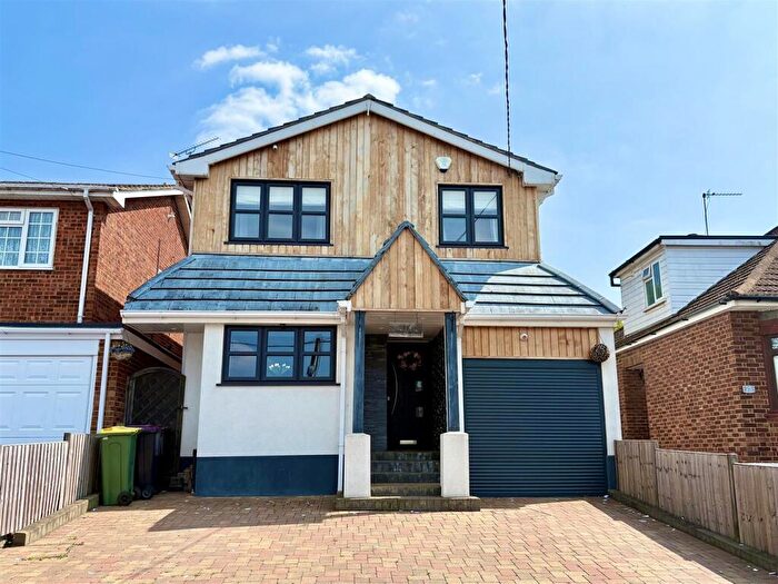 4 Bedroom Detached House For Sale In Hambro Avenue, Rayleigh, SS6
