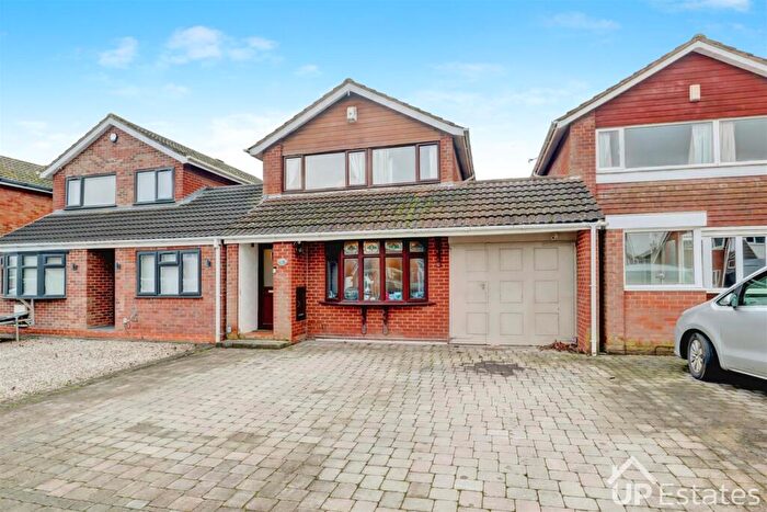 3 Bedroom Link Detached House For Sale In Arran Close, Nuneaton, CV10