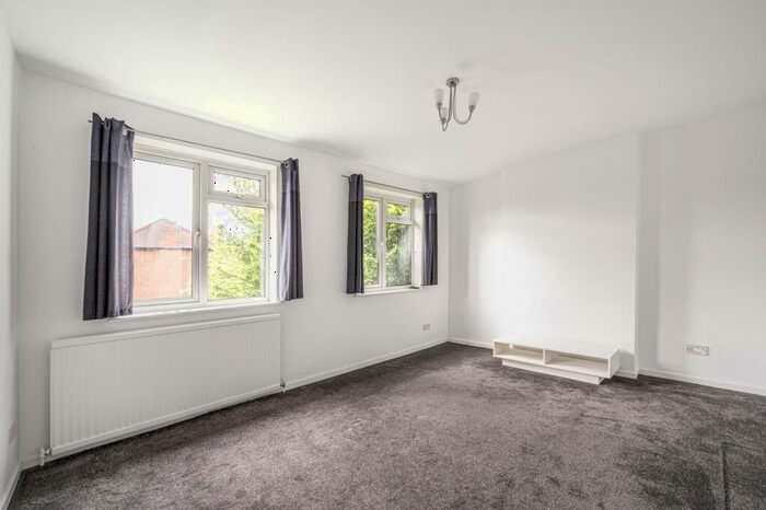 2 Bedroom Flat To Rent In Hermiston Court, Friern Park, North Finchley, London, N12