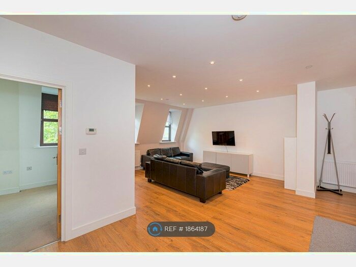 2 Bedroom Flat To Rent In Streatham High Road, London, SW16
