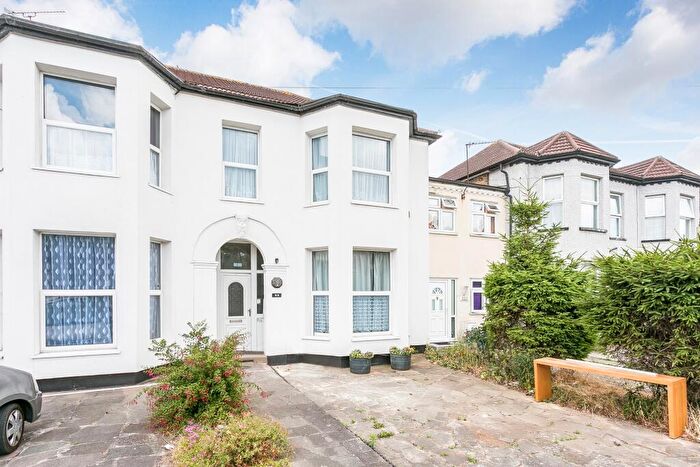 2 Bedroom Flat To Rent In Eastwood Road, IG3