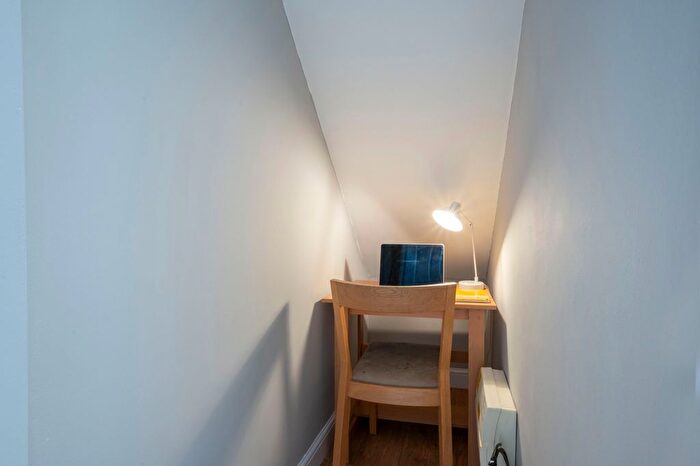 1 Bedroom Flat For Sale In Kingston Road, Raynes Park, SW20