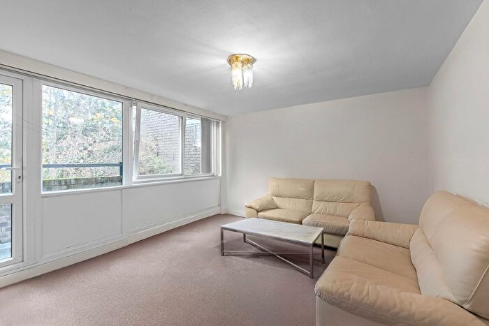2 Bedroom Flat For Sale In Maurice Court, Augustus Close, Brentford, TW8