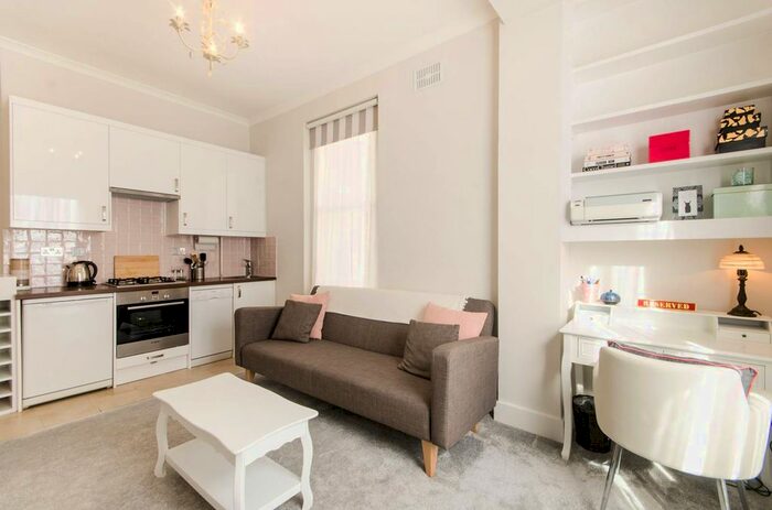 1 Bedroom Flat To Rent In Nevern Square, Earls Court, London, SW5