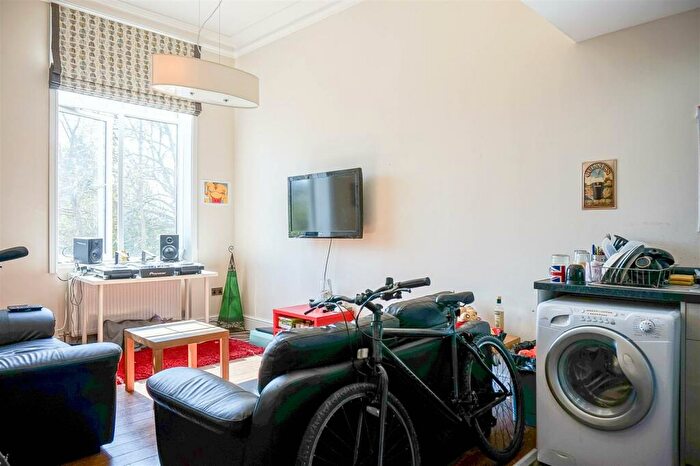 2 Bedroom Apartment To Rent In Ash Grove, Leeds, LS6