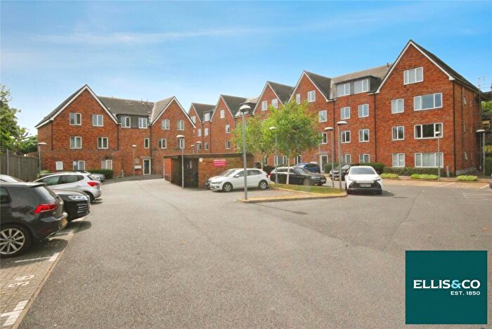 2 Bedroom Apartment For Sale In Highfield Avenue, Golders Green, NW11