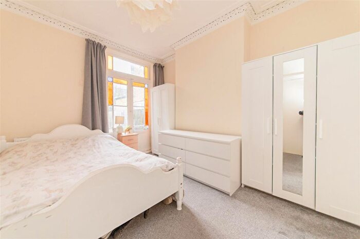 1 Bedroom Flat For Sale In Percy Road, London, N12