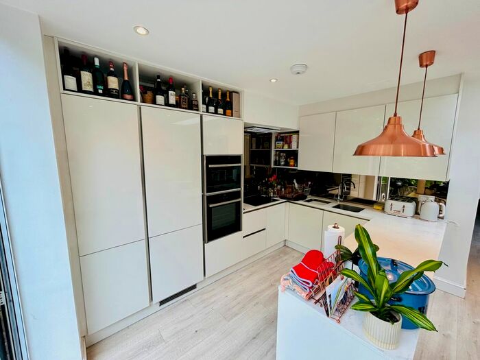 3 Bedroom Terraced House To Rent In Heath View, East Finchley, N2