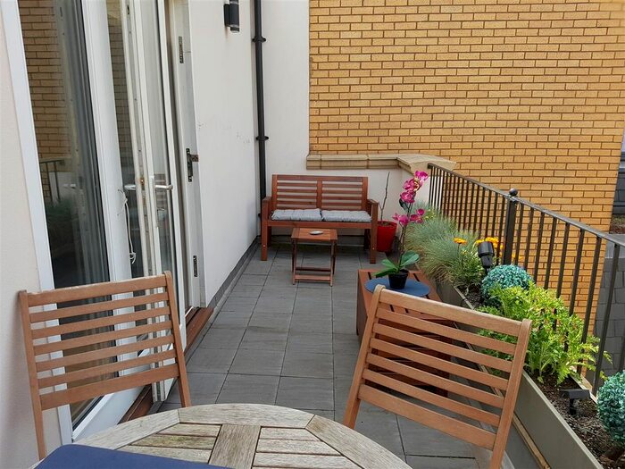 3 Bedroom Flat To Rent In High Holborn, London, WC1V