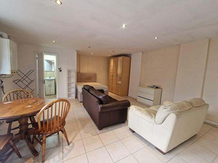 Studio To Rent In High Street, Hounslow, TW5