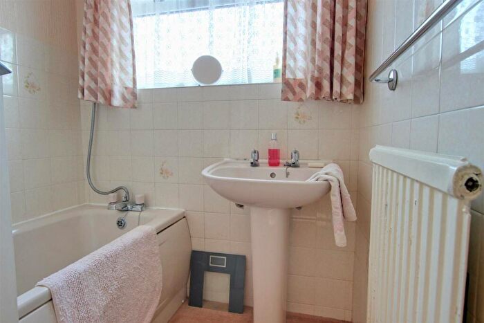 2 Bedroom Semi-Detached Bungalow For Sale In Wheatlands Drive, Molescroft, HU17