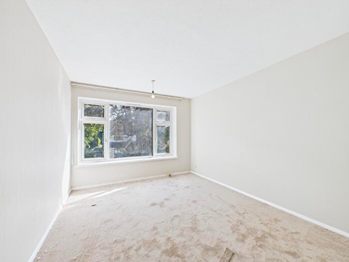1 Bedroom Flat For Sale In Willow Grove, Chislehurst, Kent, BR7