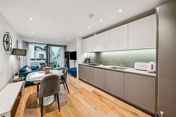 2 Bedroom Flat For Sale In Balham High Road, London, SW17