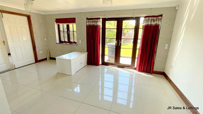2 Bedroom Detached Bungalow For Sale In Hammondstreet Road, West Cheshunt, EN7