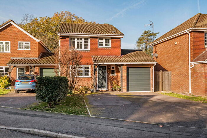 3 Bedroom Link Detached House For Sale In Mulberry Way, Basingstoke, RG24