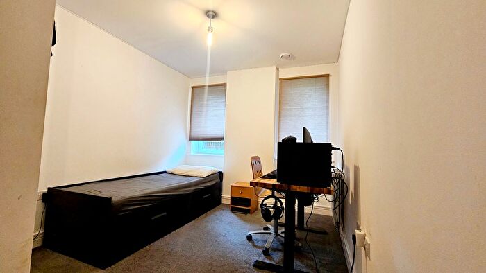 3 Bedroom Flat To Rent In High Street, Hounslow, TW3