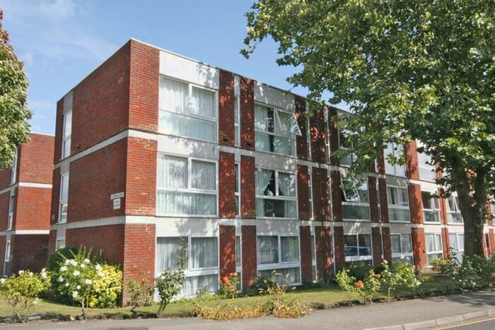 2 Bedroom Flat To Rent In Brantwood Ct, West Byfleet, KT14