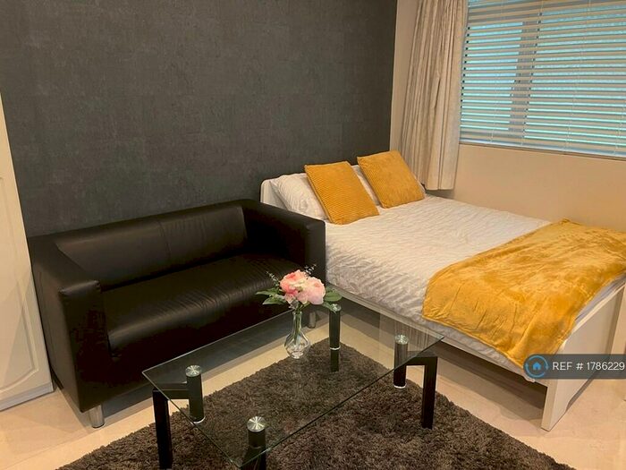 Studio To Rent In North Crescent, London, N3