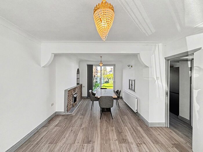 6 Bedroom Semi Detached House To Rent In Shaldon Road, Edgware, HA8