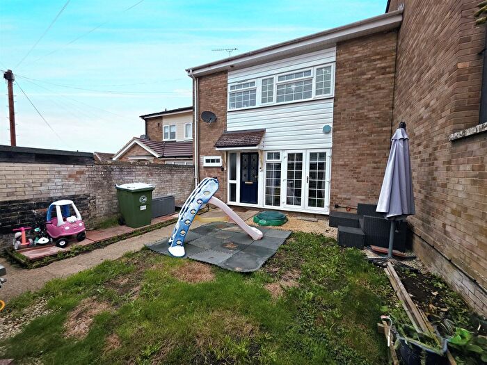 3 Bedroom Terraced House For Sale In Fairfax Crescent, Aylesbury, HP20