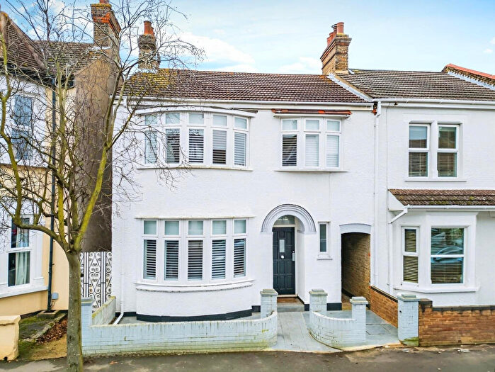 3 Bedroom End Of Terrace House For Sale In Lansdowne Avenue, Leigh-on-sea, SS9