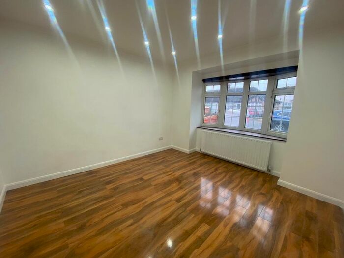 3 Bedroom Bungalow To Rent In Yeading Gardens, Hayes UB4