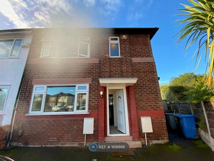 3 Bedroom Semi-Detached House To Rent In Kingsway Park, Urmston, Manchester, M41