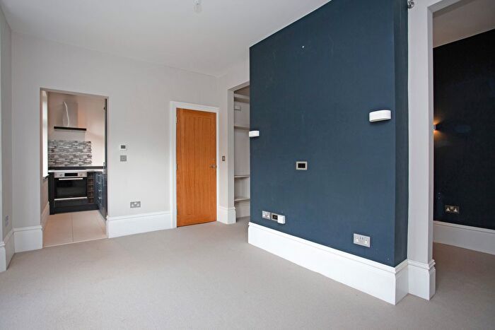 2 Bedroom Flat To Rent In Monument Green, Weybridge, KT13