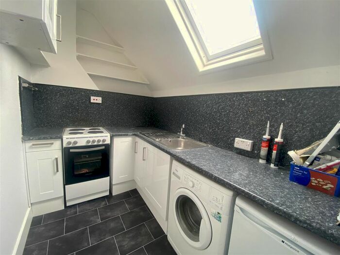Studio To Rent In Holmesdale Road, London, SE25