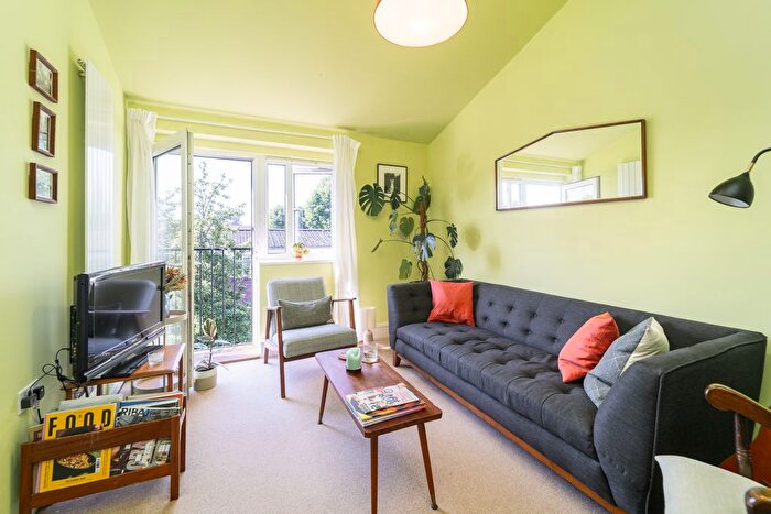 1 Bedroom Flat For Sale In Conistone Way, Islington, London, N7