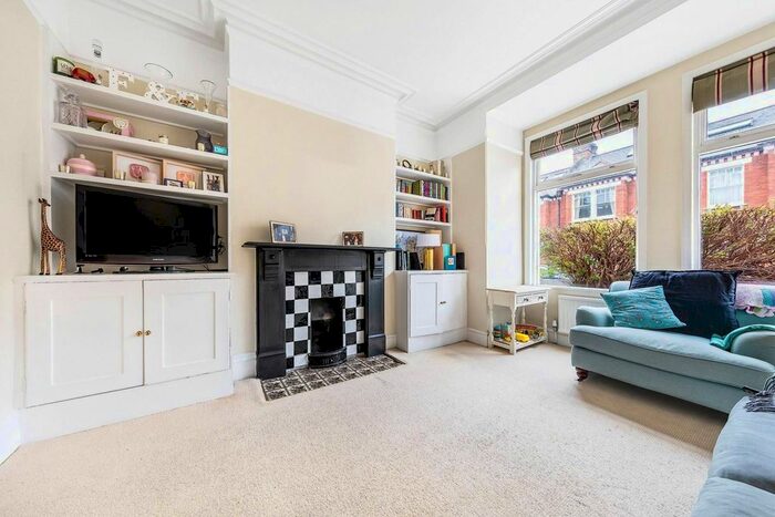 2 Bedroom Flat To Rent In Hambalt Road, Abbeville Village, London, SW4