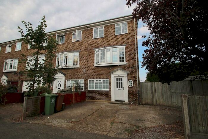 4 Bedroom Semi-Detached House To Rent In Thicket Road, Sutton, SM1