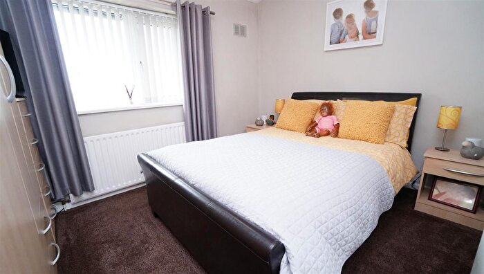 3 Bedroom Town House For Sale In Farm Hill Road, Idle, Bradford, BD10