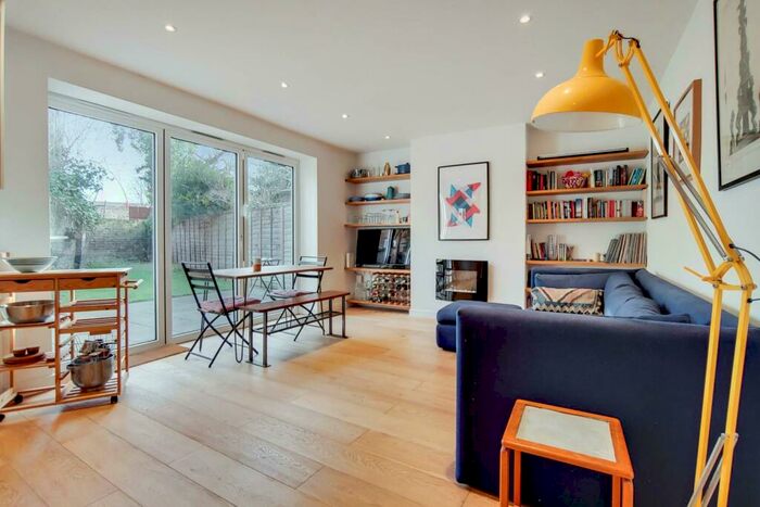 2 Bedroom Flat To Rent In Cephas Street, Stepney, London, E1