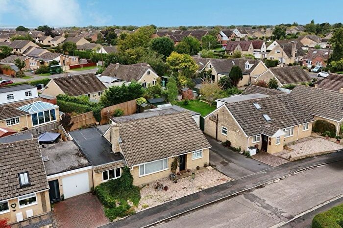 4 Bedroom Bungalow For Sale In Rose Close, Carterton, OX18