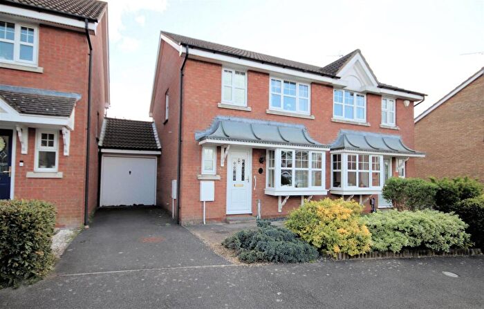 3 Bedroom Semi Detached House For Sale In Randall Drive, Toddington, Dunstable, LU5