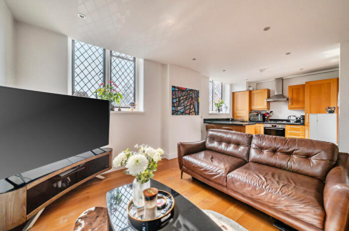 2 Bedroom Duplex For Sale In Bridgeman Drive, Windsor, Berkshire, SL4