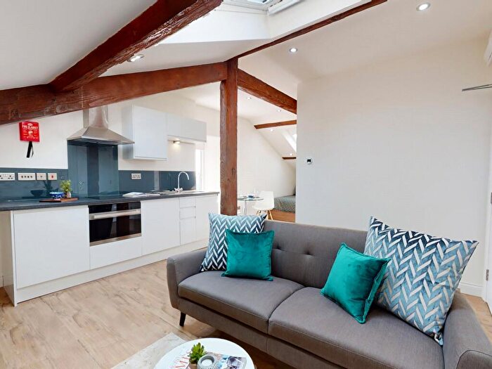 Apartment To Rent In Apt, Clarendon Road #, LS2