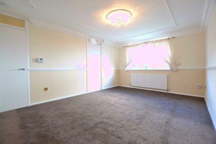 2 Bedroom Flat To Rent In Newton Avenue, London, N10