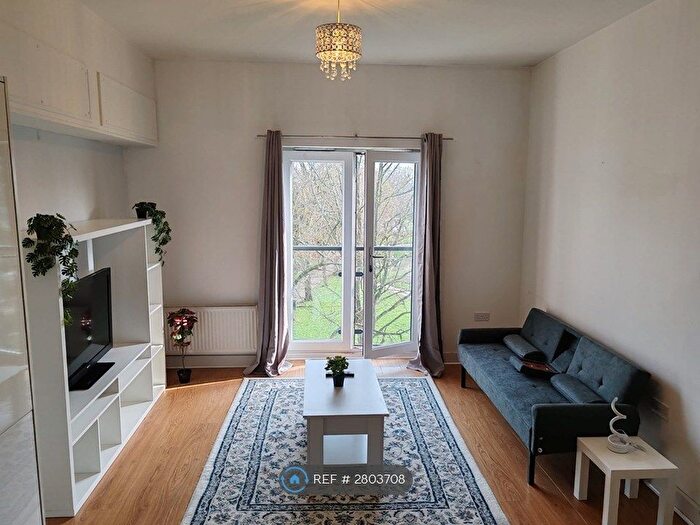 2 Bedroom Flat To Rent In Parkgate Mews, Shirley, Solihull, B90