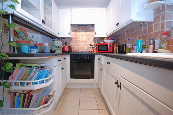 2 Bedroom Flat To Rent In Handforth Road, London, Oval, SW9