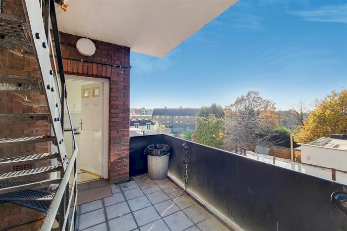 2 Bedroom Flat For Sale In Courtleigh, Bridge Lane, Temple Fortune, NW11