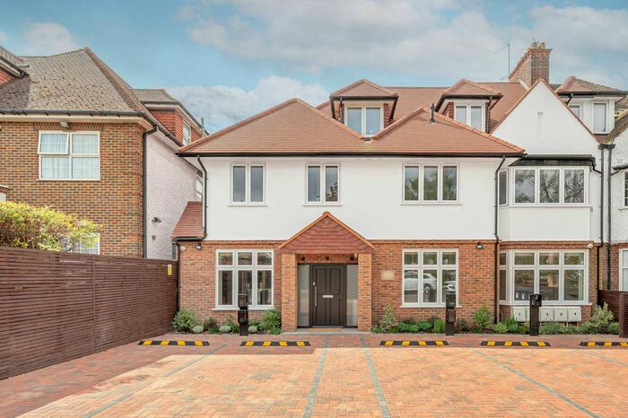 2 Bedroom Flat To Rent In The Rdigeway, Golders Green, London, NW11