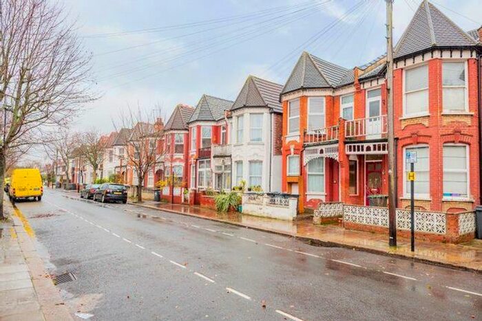 2 Bedroom Flat For Sale In Arcadian Gardens - Flat A, London, N22