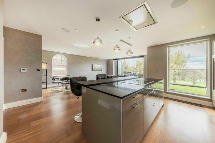 3 Bedroom Flat To Rent In Cockfosters Road, Barnet, EN4