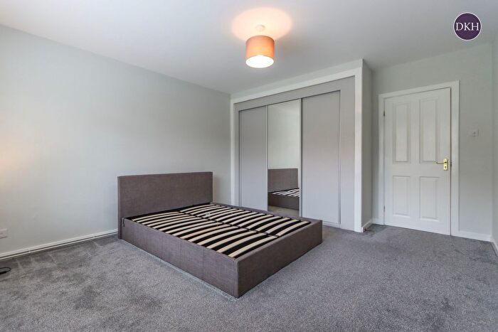 2 Bedroom Flat To Rent In Bromet Close, Watford, Hertfordshire, WD17